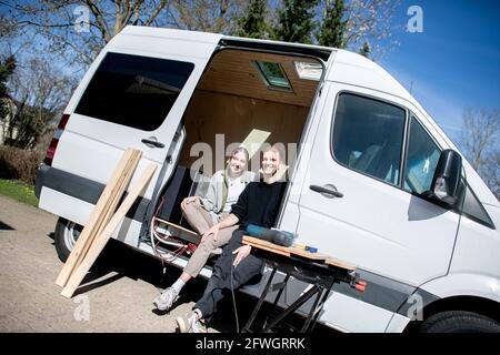 03 aprile 2021, bassa Sassonia, Großenmeer: Greta Thomas e Hannes Wehrmann sono seduti nella loro Mercedes-Benz Sprinter, che la coppia si è trasformata in un campervan con il proprio lavoro. Foto: Hauke-Christian Dittrich/dpa Foto Stock