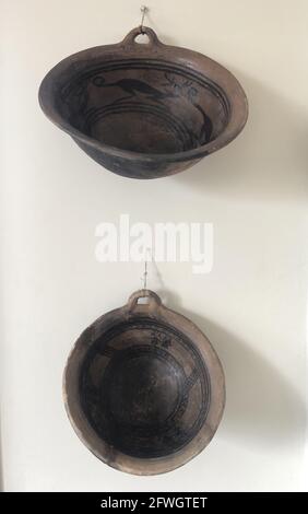 Antiche ciotole con motivi appesi al muro Foto Stock