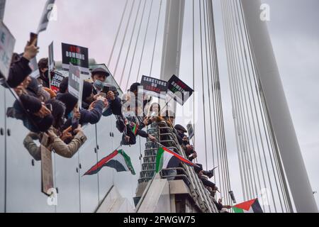 Londra, Regno Unito. 22 maggio 2021. Manifestanti sul Golden Jubilee Bridge. Quasi 200,000 manifestanti hanno marciato attraverso il centro di Londra a sostegno della Palestina e contro ciò che i manifestanti chiamano "Apartheid israeliana". (Credit: Vuk Valcic / Alamy Live News) Foto Stock