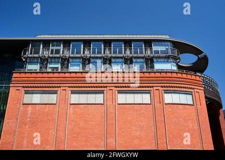 Facciata di un edificio rinnovato di un vecchio birrificio nella città di Poznan Foto Stock