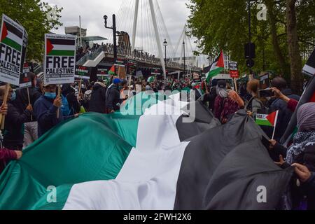 Londra, Regno Unito. 22 maggio 2021. I manifestanti hanno fatto onda di una gigantesca bandiera palestinese a Victoria Embankment. Quasi 200,000 manifestanti hanno marciato attraverso il centro di Londra a sostegno della Palestina e contro ciò che i manifestanti chiamano "Apartheid israeliana". (Credit: Vuk Valcic / Alamy Live News) Foto Stock