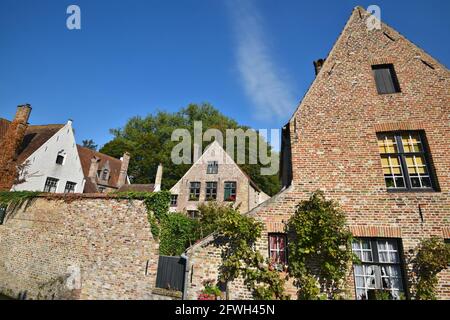 Paesaggio con vista panoramica delle pittoresche case gotiche sulle rive del canale Minnewaterpark di Bruges, Belgio. Foto Stock