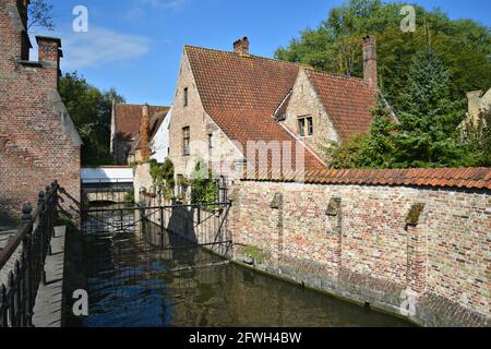 Paesaggio con vista panoramica delle pittoresche case gotiche sulle rive del canale Minnewaterpark di Bruges, Belgio. Foto Stock