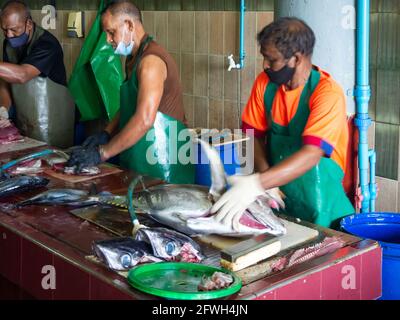Maldive pescatore preparare frutti di mare in una strada locale mercato maschile cibo Foto Stock