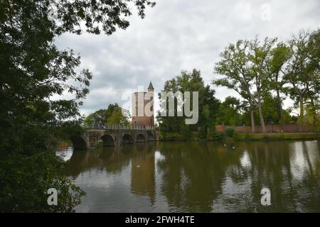 Paesaggio con vista panoramica di Minnewaterbrug il famoso Lover's Bridge a Bruges, Belgio. Foto Stock