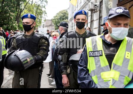 KIEV, UCRAINA - Maggio 21 2021: Poliziotti in una maschera su una protesta contro la violenza della polizia durante Сovid-19. Foto Stock