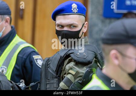 KIEV, UCRAINA - Maggio 21 2021: Poliziotto in una maschera su una protesta contro la violenza della polizia durante Сovid-19. Foto Stock