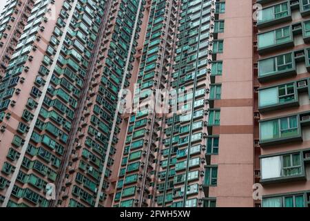 Appartamenti alti e densamente imballati a Hong Kong Foto Stock