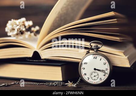 Buon giorno dei Padri. Fathers Day Card con libri, fiori e orologio da tasca vintage Foto Stock