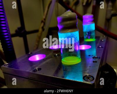 Fotochimica organica verde in fiale di vetro sigillate sotto metallo bloccare le condizioni di raffreddamento in condizioni di luce blu per la chimica verde e. grou funzionale Foto Stock