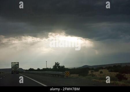 Sole che si infrange attraverso le nuvole scure - USA Foto Stock