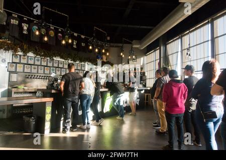 Clienti che ordinano birra in micro birreria - USA Foto Stock