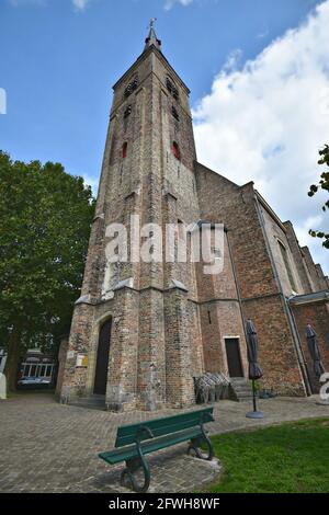 Paesaggio con vista panoramica esterna di Sint-Annakerk una chiesa a navata singola in stile gotico del XVII secolo nella storica città di Bruges in Belgio. Foto Stock