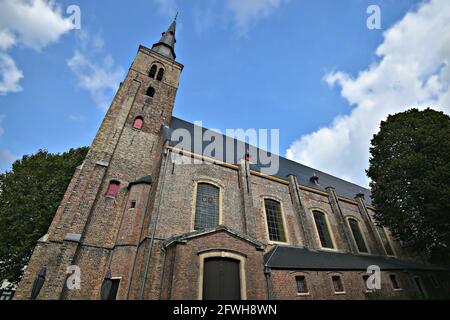 Paesaggio con vista panoramica esterna di Sint-Annakerk una chiesa a navata singola in stile gotico del XVII secolo nella storica città di Bruges in Belgio. Foto Stock