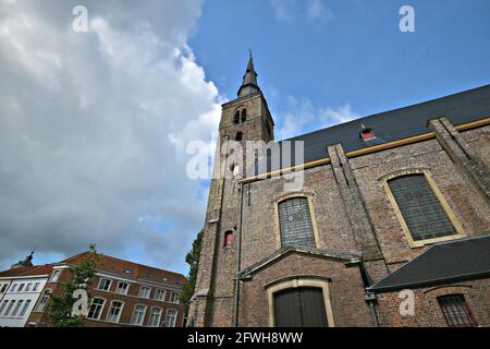 Paesaggio con vista panoramica esterna di Sint-Annakerk una chiesa a navata singola in stile gotico del XVII secolo nella storica città di Bruges in Belgio. Foto Stock