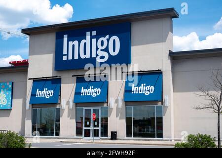 Ottawa, Ontario, Canada - 17 maggio 2021: Un negozio Indigo Books & Music a Barrhaven, aperto solo per il ritiro dal marciapiede durante le restrizioni provinciali Foto Stock