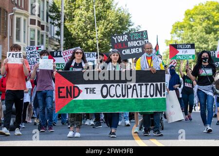 Harrisburg, Stati Uniti. 21 Maggio 2021. I manifestanti marciano vicino al Campidoglio della Pennsylvania in solidarietà con i palestinesi. (Foto di Paul Weaver/Pacific Press) Credit: Pacific Press Media Production Corp./Alamy Live News Foto Stock