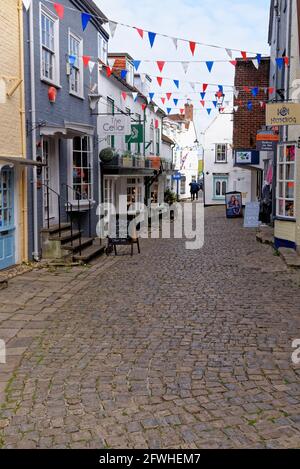 Lymington Hampshire - pareti colorate e finestre a bovindo Negozi lungo le colline acciottolate Quay Street in Inghilterra Regno Unito - 20 maggio 2021 Foto Stock