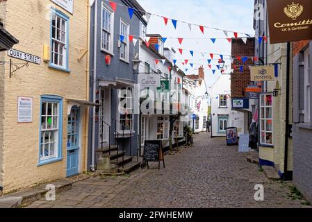 Lymington Hampshire - pareti colorate e finestre a bovindo Negozi lungo le colline acciottolate Quay Street in Inghilterra Regno Unito - 20 maggio 2021 Foto Stock
