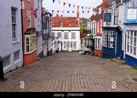 Lymington Hampshire - pareti colorate e finestre a bovindo Negozi lungo la collina acciottolata Quay Hill strada in Inghilterra Regno Unito - 20 maggio 2021 Foto Stock
