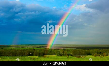 L'arcobaleno su un campo dopo la tempesta Foto Stock