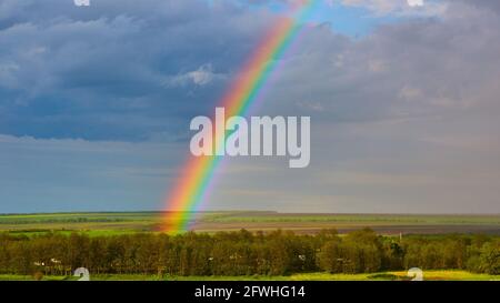 L'arcobaleno su un campo dopo la tempesta Foto Stock