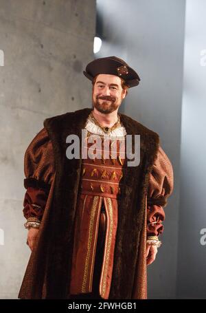 Nathaniel Parker (King Henry VIII) in WOLF HALL di Hilary Mantel presso la Royal Shakespeare Company (RSC), Aldwych Theatre, Londra WC2 17/05/2014 adattato per il palcoscenico da Mike Poulton design: Christopher Oram illuminazione: Paule Constable regista: Jeremy Herrin Foto Stock