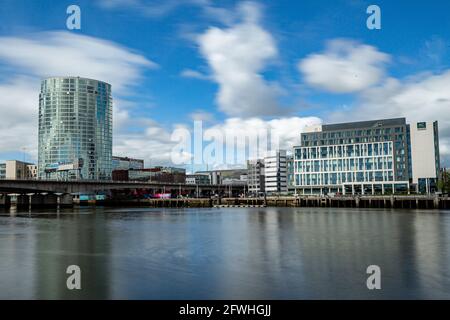 Belfast, Regno Unito. 22 maggio 2021: L'edificio Opel (a sinistra) e l'hotel AC sono tratti dal Lagan Tow Path di Belfast Foto Stock