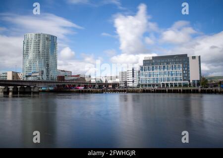Belfast, Regno Unito. 22 maggio 2021: L'edificio Opel (a sinistra) e l'hotel AC sono tratti dal Lagan Tow Path di Belfast Foto Stock