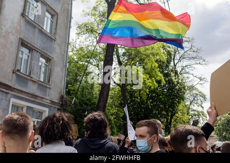 KIEV, UCRAINA - Maggio 21 2021: LGBT - la bandiera sull'azione di protesta contro l'abuso di potere da parte della polizia. Foto Stock