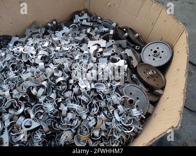 Cumulo di rottami di alluminio in una scatola di cartone Foto Stock