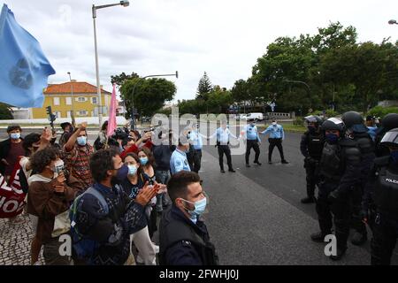 Lisbona, Portogallo. 22 maggio 2021. Manifestanti che sfidano la polizia, vicino all'aeroporto di Humberto Delgado durante il rally.diversi collettivi sociali hanno tenuto una marcia di protesta chiamata ''em-Chamas'' contro l'aumento dei voli commerciali e un appello per la protezione della natura. Il rally era volto a bloccare le strade come una forma di disobbedienza civile, culminata in arresti da parte della polizia. Credit: Jorge Castellanos/SOPA Images/ZUMA Wire/Alamy Live News Foto Stock