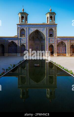 Il Nasir al-Mulk moschea,(nasir ol molk moschea) noto anche come la Moschea di Rosa è un tradizionale della moschea di Shiraz, Iran. Foto Stock