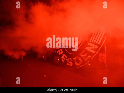 Dresda, Germania. 22 maggio 2021. Calcio: 3. campionato, SV Wehen Wiesbaden - Dynamo Dresden, 38. giorno di festa. Il team bus di Dynamo è accolto con Bengalos dai tifosi di fronte al centro di allenamento dopo aver vinto il terzo campionato e arrivando da Wiesbaden. Credit: Robert Michael/dpa-Zentralbild/dpa/Alamy Live News Foto Stock