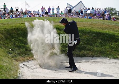 Isola di Kiawah, Stati Uniti. 22 maggio 2021. Phil Mickelson colpisce un colpo dal bunker sparato sulla nona buca durante il suo terzo round al 103rd PGA Championship al Kiawah Island Golf Resort Ocean Course sull'isola di Kiawah, Carolina del Sud giovedì 22 maggio 2021. Foto di Richard Ellis/UPI Credit: UPI/Alamy Live News Foto Stock