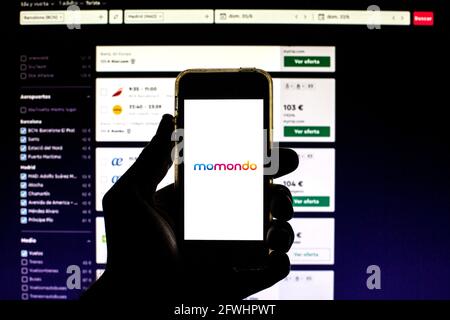 Barcellona, Catalogna, Spagna. 21 Maggio 2021. In questa illustrazione fotografica viene visualizzata un'applicazione Momondo su uno smartphone con la pagina Web di Momondo sullo sfondo. Credit: Thiago Prudencio/DAX/ZUMA Wire/Alamy Live News Foto Stock