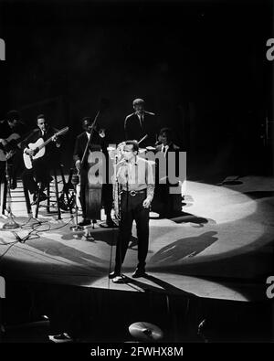 19 Maggio 1962 Singer, Harry Belaconte (centro), e una band non identificata si esibiscono in una cena di raccolta fondi del Partito democratico e un saluto di compleanno al Presidente John F. Kennedy al Madison Square Garden di New York City, New York. Si prega di credito 'Cecil Stoughton. Fotografie della Casa Bianca. John F. Kennedy Presidential Library and Museum, Boston.' Foto Stock