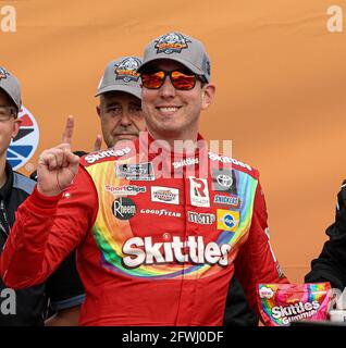 Austin, Texas, Stati Uniti. 22 maggio 2021. KYLE BOSCH (54) festeggia dopo aver vinto la NASCAR Xfinity Series Pit Boss 250 al circuito delle Americhe. Credit: Scott Coleman/ZUMA Wire/Alamy Live News Foto Stock