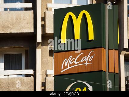 Bucarest, Romania - 01 aprile 2021: Segnaletica a pilastri di un McDonald's fast food a Bucarest. Foto Stock