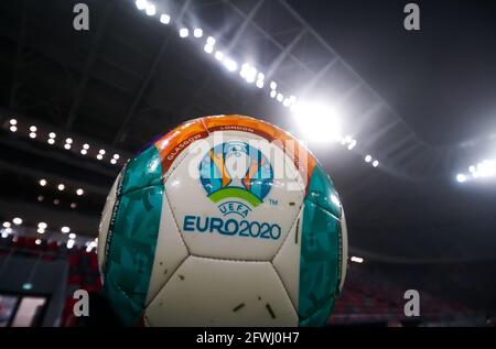 Bucarest, Romania - 27 novembre 2020: UEFA EURO 2020 palla sul nuovo Steaua Stadium aperto per un evento stampa il giorno della ricezione da parte dei Romani Foto Stock