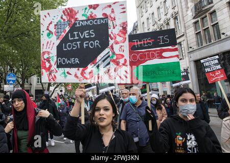 Londra, Regno Unito. 22 maggio 2021. Decine di migliaia di persone partecipano alla dimostrazione nazionale per la Palestina. E' stato organizzato da gruppi di solidarietà pro-palestinesi in protesta contro i recenti attacchi di Israele a Gaza, le sue incursioni alla moschea di al-Aqsa e i suoi tentativi di spostare forzatamente le famiglie palestinesi dal quartiere Sheikh Jarrah di Gerusalemme Est. Credit: Mark Kerrison/Alamy Live News Foto Stock