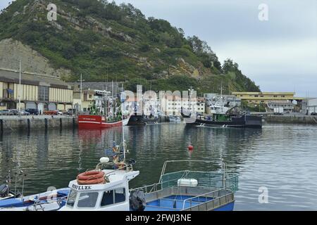 Porto industriale di Guetaria situato nel Paese Basco-Spagna Foto Stock