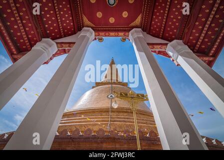 Nakhon Pathom, Thailandia - 20 luglio 2016 lo stupa di Pathomma o Pathommachedi in lingua tailandese. Uno dei luoghi famosi per il buddismo e il touristism. Foto Stock