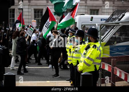 Londra, Regno Unito. 22 maggio 2021. La polizia si trova in guardia durante una manifestazione contro la violenza di Stato. Migliaia di palestinesi e sostenitori scendono in piazza a Londra dopo un accordo di cessate il fuoco tra Israele e Hamas il 21 maggio 2021 a Gaza, a Gaza. Credit: SOPA Images Limited/Alamy Live News Foto Stock