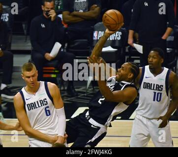 Los Angeles, Stati Uniti. 22 maggio 2021. Kawhi Leonard (2) è scagliato dal centro di Dallas Mavericks Kristaps Porzingis (6) durante la prima metà del loro miglior apripista della serie di sette playoff allo Staples Center di Los Angeles sabato 22 maggio 2021. I Mavericks sconfissero i Clippers 113-103. Foto di Jim Ruymen/UPI Credit: UPI/Alamy Live News Foto Stock
