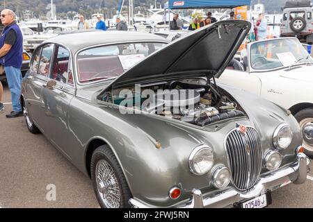 1966 modello Classic Jaguar CAR Mark 2 a Sydney, Australia, con cofano sollevato e motore in esposizione Foto Stock