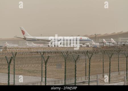 Pechino, Cina - 28 marzo 2015: Aereo passeggeri Air China attraccato all'aeroporto internazionale di Pechino capitale durante il tempo sabbioso Foto Stock