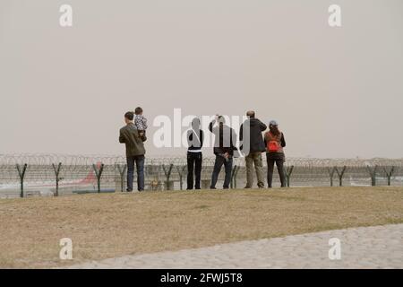 Pechino, Cina - 28 marzo 2015: La folla che guarda gli aerei decolla e atterra fuori dall'aeroporto internazionale di Pechino capitale Foto Stock