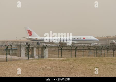 Pechino, Cina - 28 marzo 2015: Aereo passeggeri Air China attraccato all'aeroporto internazionale di Pechino capitale durante il tempo sabbioso Foto Stock