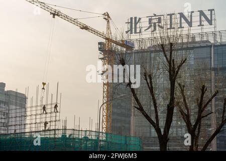 Pechino, Cina - 17 gennaio 2015: Lavoratori edili che lavorano su ponteggi in un cantiere di Pechino Foto Stock